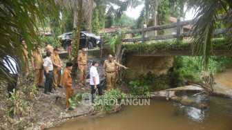 Pj Bupati Sarolangun Tinjau Kerusakan Jembatan Penghubung di Desa Sungai Merah