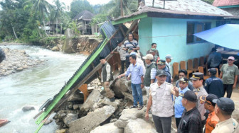 Tanggap dan Peduli, Bupati Hurmin Tinjau dan Salurkan Bantuan Korban Banjir Bukit Berantai