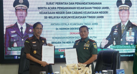 Danrem 042/Gapu Hadiri Penyerahan Surat Perintah dan Penandatanganan Berita Acara Pengamanan Kejaksaan se-Wilayah Hukum Kejati Jambi