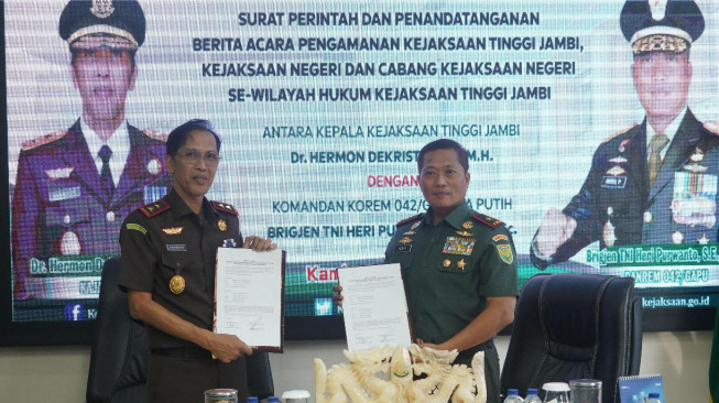 Danrem 042/Gapu Hadiri Penyerahan Surat Perintah dan Penandatanganan Berita Acara Pengamanan Kejaksaan se-Wilayah Hukum Kejati Jambi