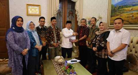 Bawaslu Provinsi Jambi Sampaikan Laporan Pengawasan Pemilu Serentak 2024 ke Gubernur Jambi