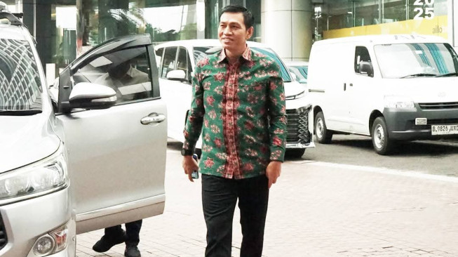 Fadhil Arief Tampil Menawan dengan Batik Jambi