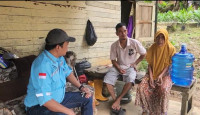 Kabid Perumahan Kawasan Permukiman Dinas PUPR Provinsi Jambi Melihat Langsung Rumah Masyarakat yang Tidak Layak Huni Agar Bantuan Tepat Sasaran