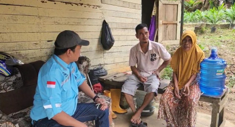 Kabid Perumahan Kawasan Permukiman Dinas PUPR Provinsi Jambi Melihat Langsung Rumah Masyarakat yang Tidak Layak Huni Agar Bantuan Tepat Sasaran