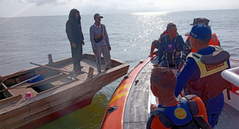 Kapal Nelayan Hilang Kendali Dihantam Ombak, Satu Korban Hilang