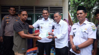 Bupati Muaro Jambi Santuni Korban Pohon Tumbang di Desa Talang Datar