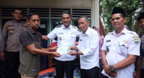 Bupati Muaro Jambi Santuni Korban Pohon Tumbang di Desa Talang Datar