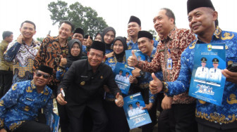 Bupati BBS Serahkan SK PPPK Tahap I Formasi Tahun 2024