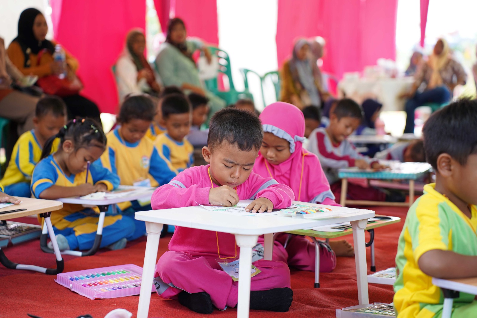 Lomba mewarnai dan lomba kolase yang diikuti oleh puluhan siswa dari TK se-Kecamatan Sungai Gelam