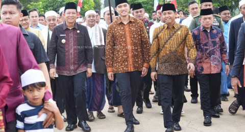 Pulihkan Lingkungan, Bupati Muaro Jambi Bersama Menhut Tanam Pohon di Kumpeh