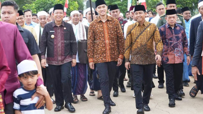 Pulihkan Lingkungan, Bupati Muaro Jambi Bersama Menhut Tanam Pohon di Kumpeh