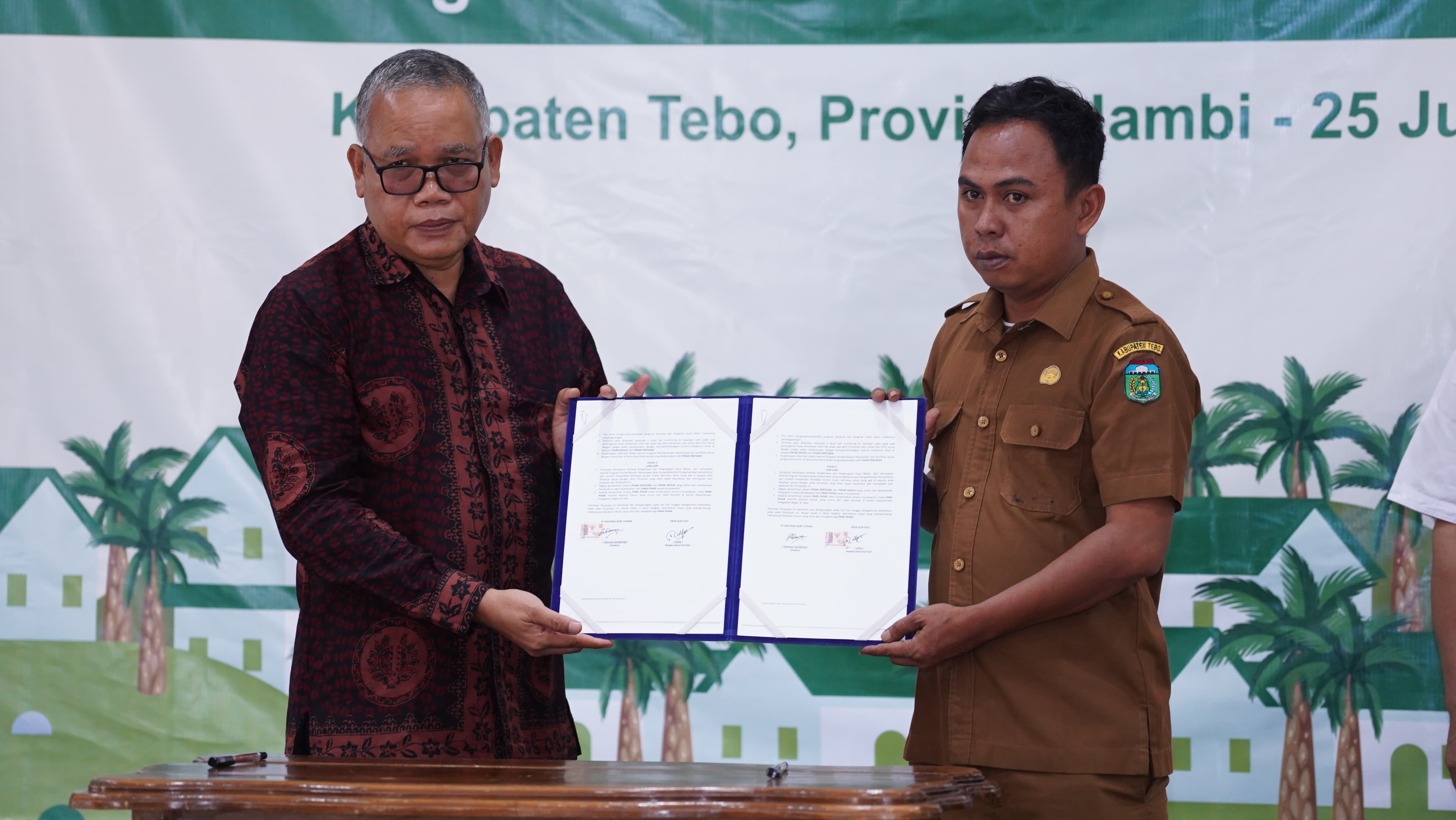 Manajer SSL Asian Agri Wilayah Jambi, Liharman Purba Menanda Tangani Nota kesepahaman