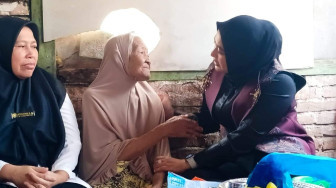 Ketua TP PKK Muaro Jambi Ririn Novianty Santuni Korban Kebakaran di Desa Kunangan