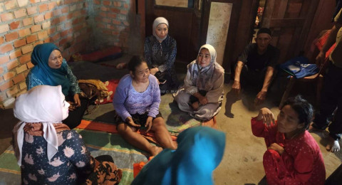 Ketua TP PKK Kabupaten Muaro Jambi Santuni Keluarga Miskin di Sungai Gelam