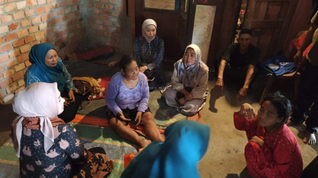 Ketua TP PKK Kabupaten Muaro Jambi Santuni Keluarga Miskin di Sungai Gelam
