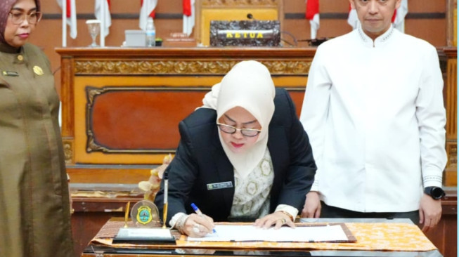 Hadiri Paripurna DPRD, Wabub Muslimin Tanja Sampaikan Sambutan Bupati