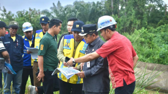 Upaya Atasi Banjir di Wilayah Kota Jambi, Wali Kota Maulana Dampingi Komisi V DPR RI Cek Proyek Pengendalian Banjir