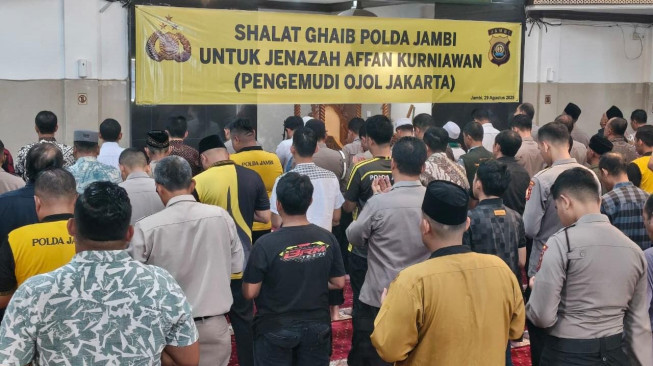 Polda Jambi Tunaikan Shalat Gaib, Bentuk Bela Sungkawa Gugurnya Affan Kurniawan yang Tertabrak Kendaraan Taktis Brimob saat Aksi Demonstrasi