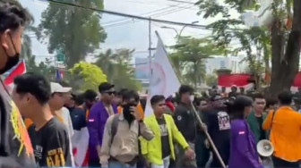 Demo di DPRD Provinsi Jambi Ricuh, Mahasiswa dan Driver Ojol Lempari Gedung Dewan
