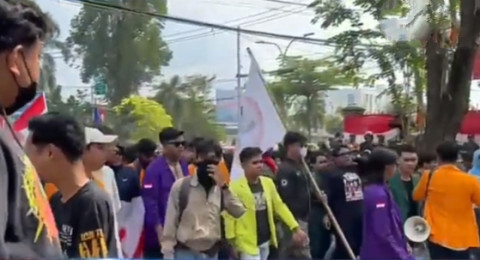 Demo di DPRD Provinsi Jambi Ricuh, Mahasiswa dan Driver Ojol Lempari Gedung Dewan