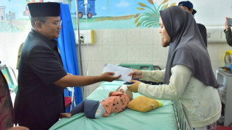 Jenguk Balita Penderita Hidrosefalus, Walikota Jambi Aktifkan BPJS dan Bagikan Bantuan