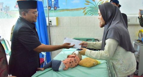 Jenguk Balita Penderita Hidrosefalus, Walikota Jambi Aktifkan BPJS dan Bagikan Bantuan