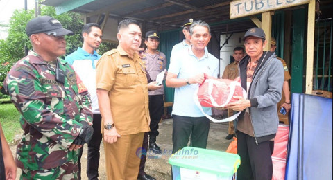 Pemkab Muaro Jambi Salurkan Bantuan untuk Korban Kebakaran di Desa Solok