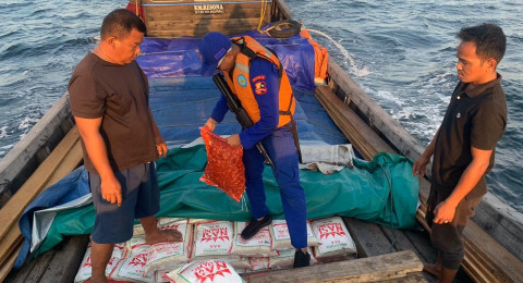 Baharkam Polri dan Polairud Polda Jambi Tangkap Kapal  Bawa Sembako Ilegal