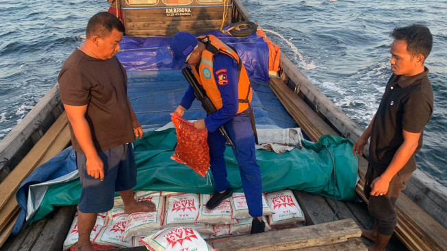 Baharkam Polri dan Polairud Polda Jambi Tangkap Kapal  Bawa Sembako Ilegal