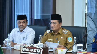 Wali Kota Maulana Serahkan Bantuan kepada Korban Kebakaran dan Angin Puting Beliung