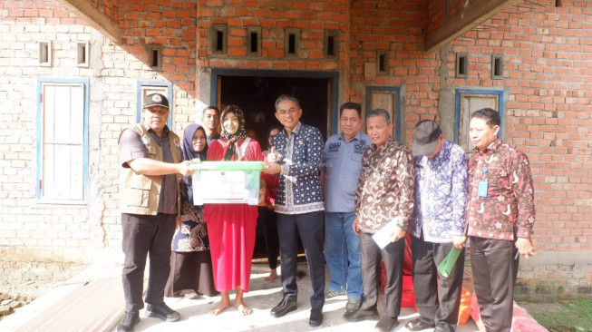 Wakil Bupati Muaro Jambi Serahkan Bantuan untuk Korban Kebakaran di Sengeti