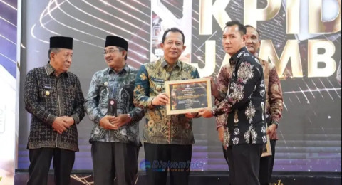 Komitmen Transparansi, Muaro Jambi Sabet Penghargaan KPID 2025