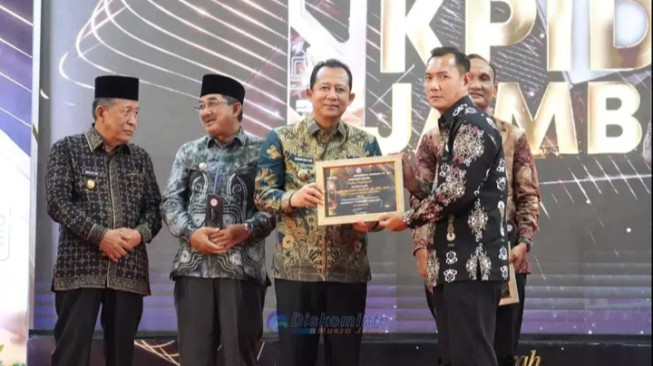Komitmen Transparansi, Muaro Jambi Sabet Penghargaan KPID 2025