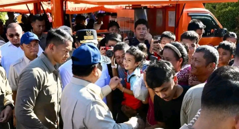 Ramai Warga Sambut Kunjungan Presiden di Posko Pengungsian Padang Pariaman