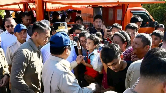 Ramai Warga Sambut Kunjungan Presiden di Posko Pengungsian Padang Pariaman