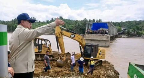 Percepatan Pemulihan Akses, Presiden Prabowo Tinjau Pengerjaan Jembatan Bailey Teupin Mane Aceh