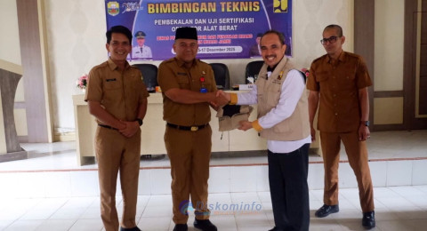 Sekda Muaro Jambi Buka Pembekalan dan Uji Sertifikasi Operator Alat Berat