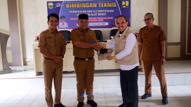 Sekda Muaro Jambi Buka Pembekalan dan Uji Sertifikasi Operator Alat Berat