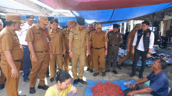 Jelang Natal 2025 dan Tahun Baru 2026, Wakil Bupati Muaro Jambi Sidak Harga Bahan Pokok di Pasar Sengeti