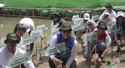 Kolaborasi PHE ONWJ dan Elnusa Perkuat Pesisir Karawang: Tanam Harapan, Tumbuhkan Generasi Peduli Bumi
