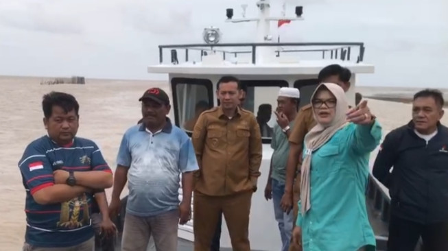 Kado Akhir Tahun 2025, Dillah - Muslimin, Serahkan Kapal Nelayan, Alumni Lemhannas Mursyid Sonsang : Pemimpin itu Satu Kata Dengan Perbuatan