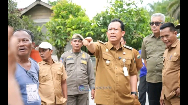 Bupati Muaro Jambi BBS Tinjau Pengerasan Jalan di Sungai Bahar