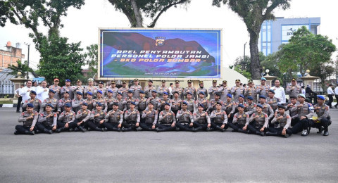 Penyambutan 40 Personel BKO Penanganan Bencana Sumbar, Kapolda : Selama 2 Bulan  Membantu Evakuasi Hingga Penyediaan Air Bersih dan Dapur Lapangan.