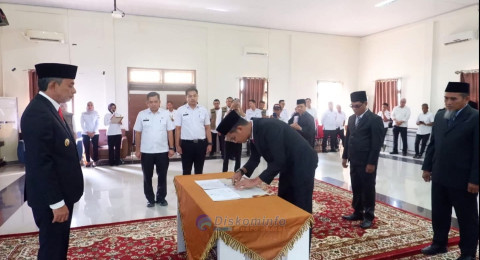 Empat Pejabat Administrator dan Pengawas di Lingkungan Pemerintah Kabupaten Muaro Jambi Dilantik Wakil Bupati Junaidi H. Mahir,
