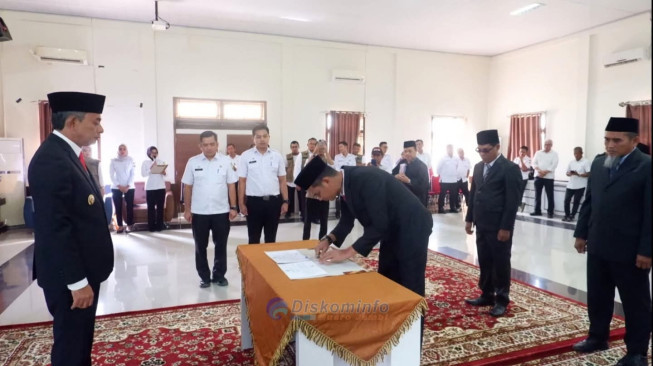 Empat Pejabat Administrator dan Pengawas di Lingkungan Pemerintah Kabupaten Muaro Jambi Dilantik Wakil Bupati Junaidi H. Mahir,