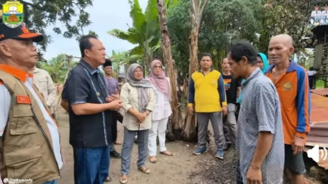Bupati Muaro Jambi, Dr. Bambang Bayu Suseno Serahkan Bantuan Korban  Kebakaran di Desa Talang Kerinci