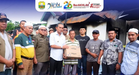 Wakil Bupati  Serahkan Bantuan Kepada Keluarga Terdampak Kabakaran di RT.10, Desa Simpang Limo,