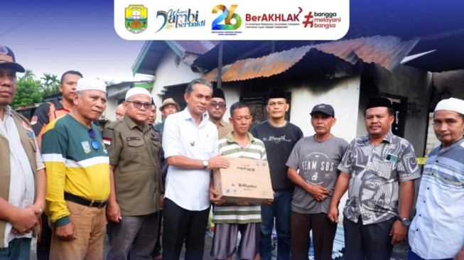 Wakil Bupati  Serahkan Bantuan Kepada Keluarga Terdampak Kabakaran di RT.10, Desa Simpang Limo,