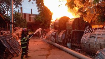 Iyo...Nian tu, Diduga Akibat Buang Puntung Rokok Gudang Kabel Terbakar.
