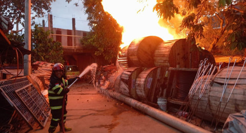 Iyo...Nian tu, Diduga Akibat Buang Puntung Rokok Gudang Kabel Terbakar.